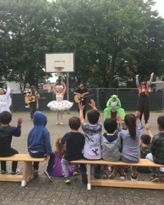Kinderlieder am Kita-Zaun – Das Ensemble des Jungen Theaters besuchte 20 Kitas und Grundschulen